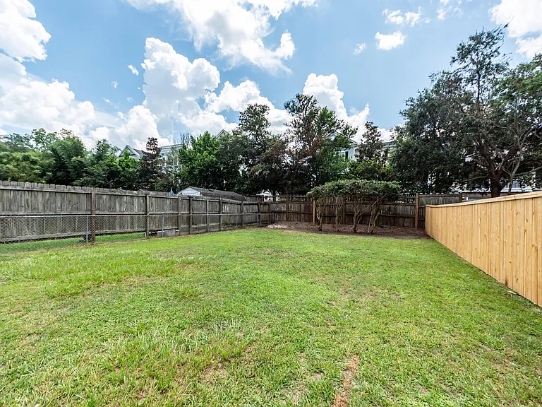 17 Vincent Dr #A — Photo 3