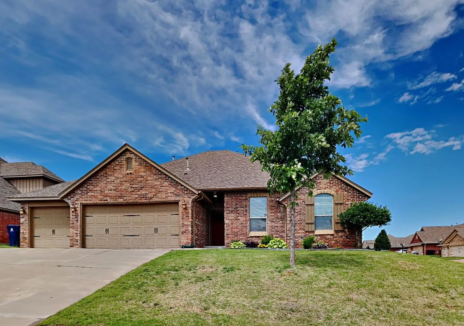 Very Nice 4 Bedroom 2 Bath + Study Home in Yukon Schools — Photo 2