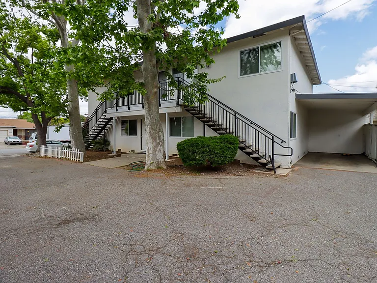 972 College Drive — Photo 3