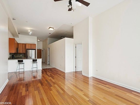 4th image of 8 W Monroe St APT 902