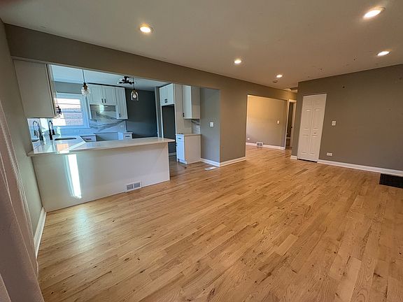 3rd image of 2909 W Howard St