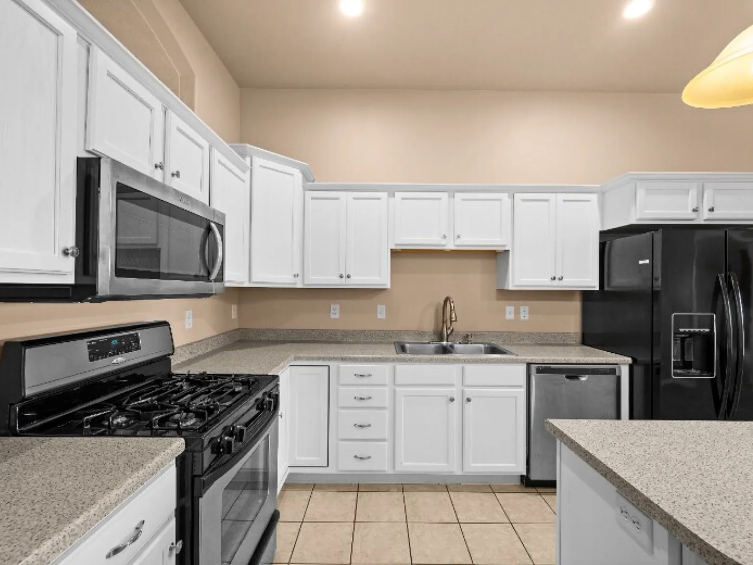 3 bed, 2.5 bath, 1760 sqft, $2,300 — Photo 4