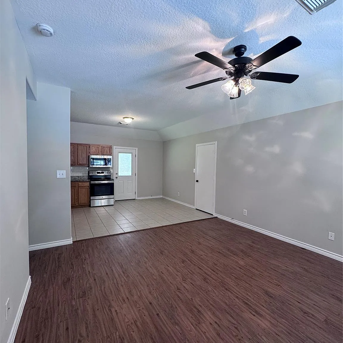 3 bed, 2.0 bath, 1066 sqft, $1,500 — Photo 2