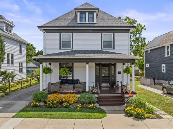 318 E New Castle St, Zelienople, PA 16063