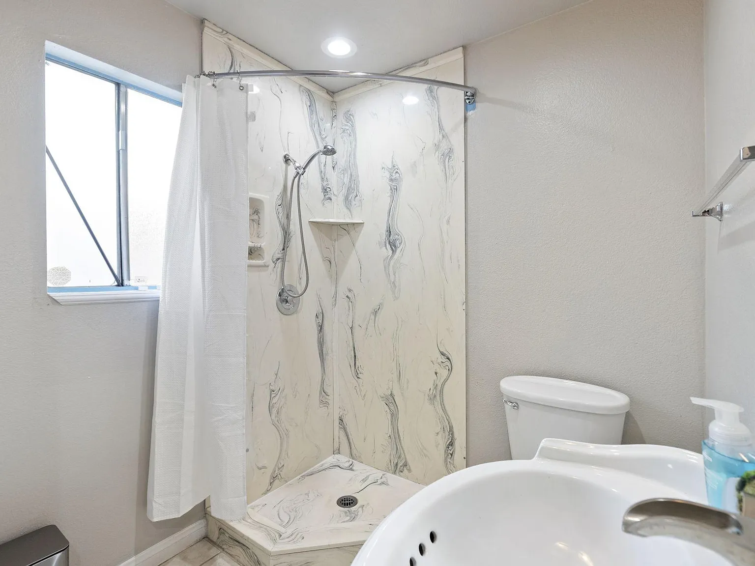 4 bed, 2.0 bath, 1507 sqft, $806 — Photo 2