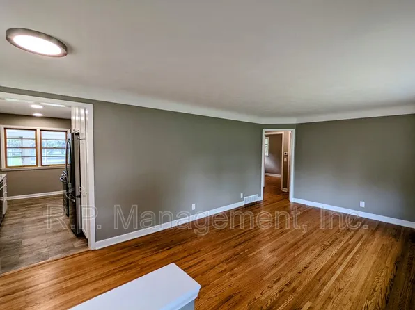 1194 Laurie Rd W, Roseville, MN 55113