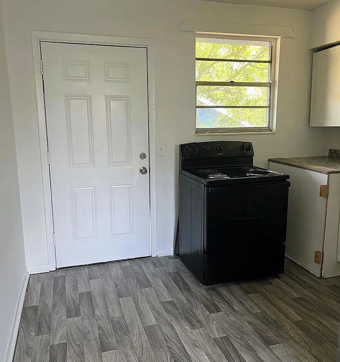 2 bed, 1.0 bath, 900 sqft, $800 — Photo 2