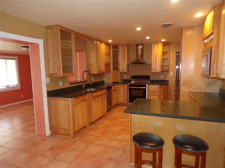 270 Belaire Ct — Photo 5