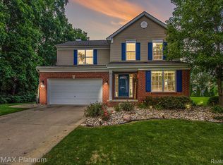 1605 Four Seasons Dr, Howell, MI 48843