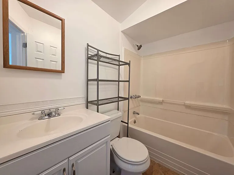 1046 Rensselaer Ave #2 — Photo 6