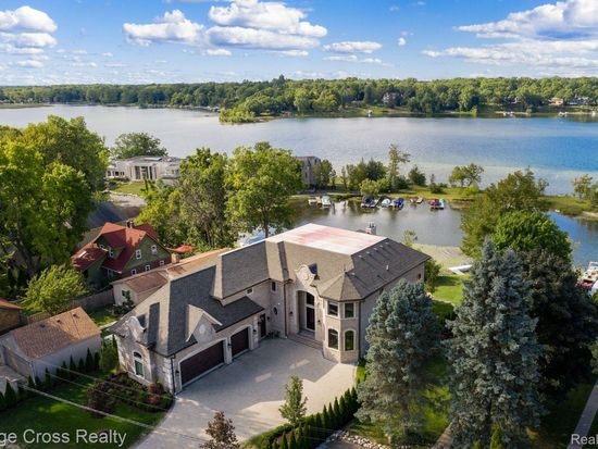 5820 Lakeview Ave, Orchard Lake, MI 48323