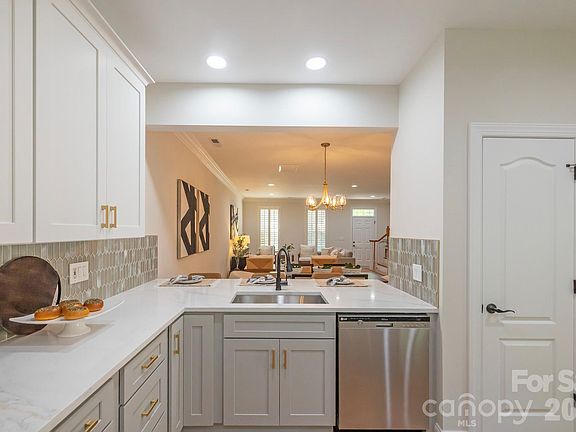 3rd image of 9323 Bonnie Briar Cir