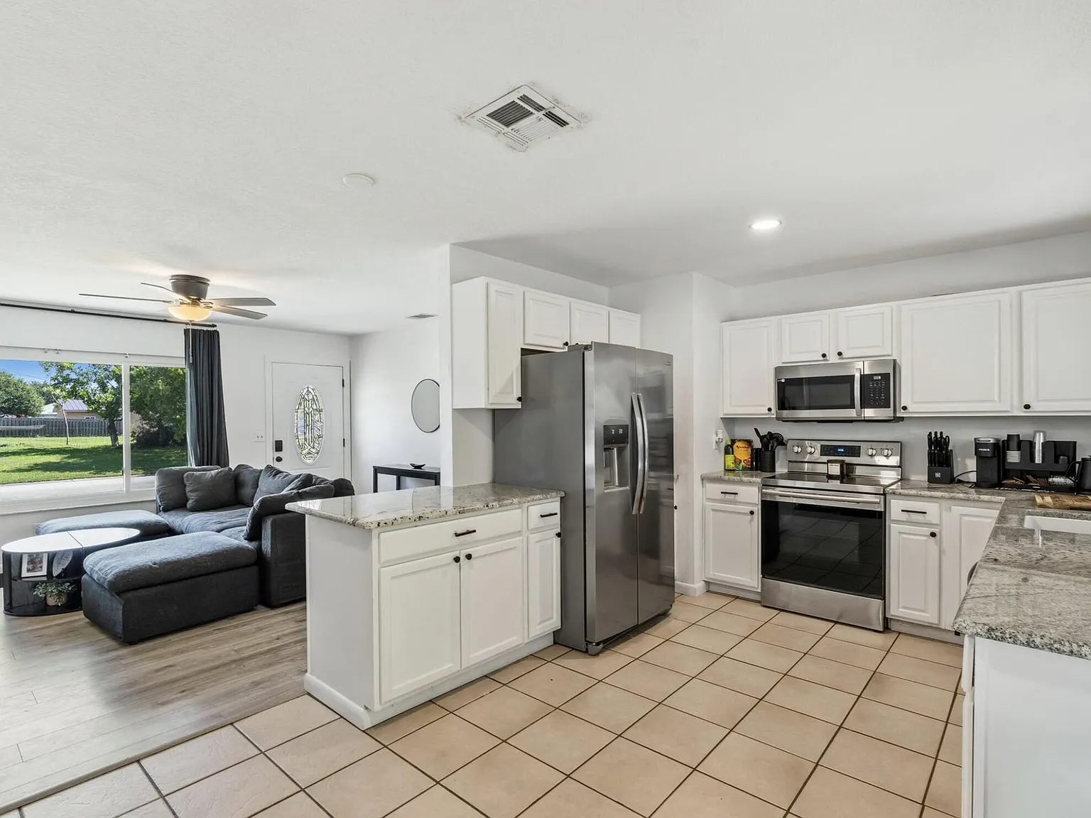 3 bed, 1.0 bath, 1200 sqft, $2,250 — Photo 3