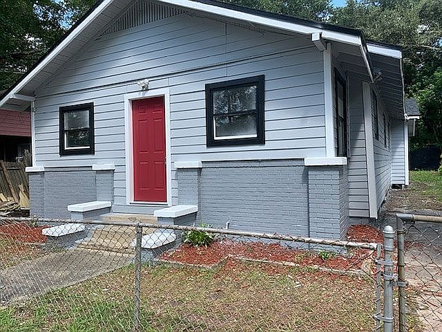 1st image of 1453 W 1st St