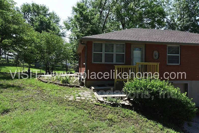 2 bed, 1.0 bath, 1000 sqft, $1,295 — Photo 2