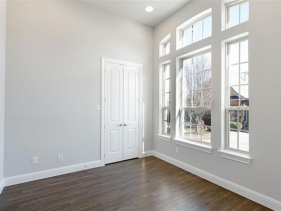 4th image of 5300 Lochwood Cir