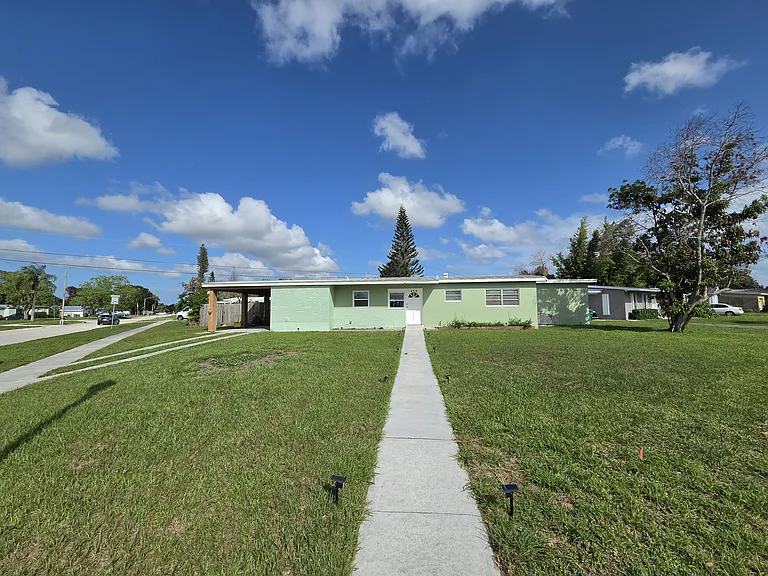 305 SE Airoso Blvd — Photo 6