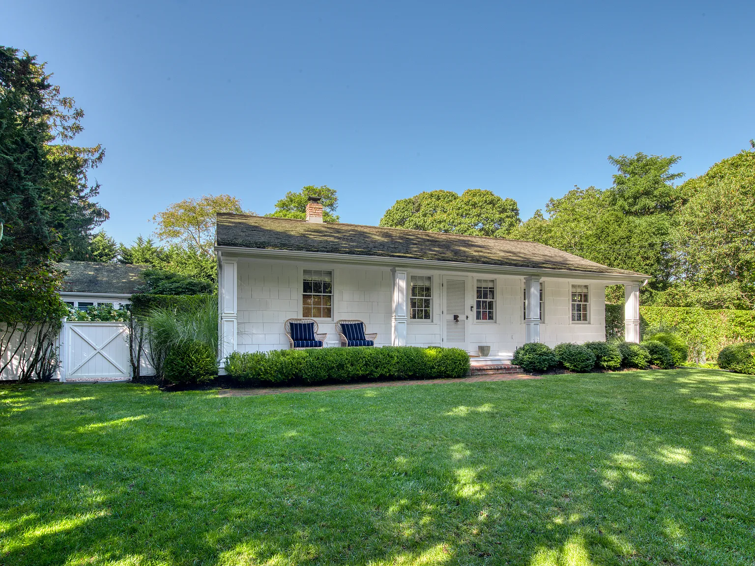 Perfect Gem in Southampton with Water Views — Photo 1