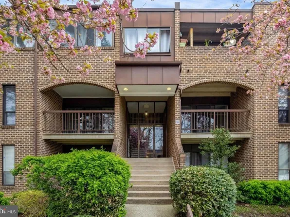 11260 Chestnut Grove Sq APT 139, Reston, VA 20190