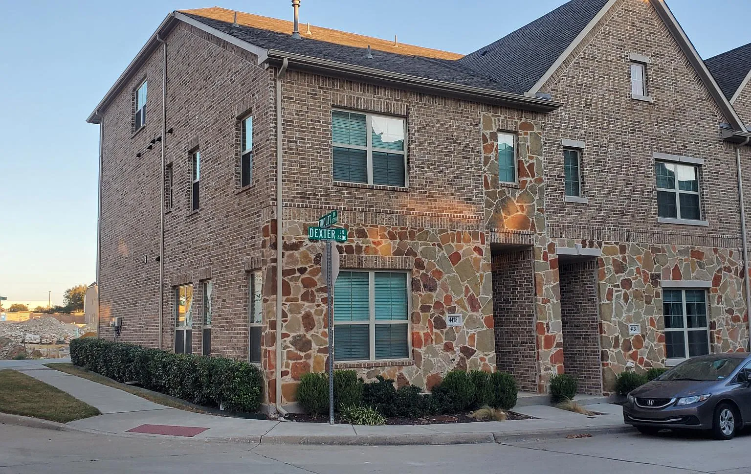 3 bed, 2.5 bath, 2300 sqft, $2,900 — Photo 3