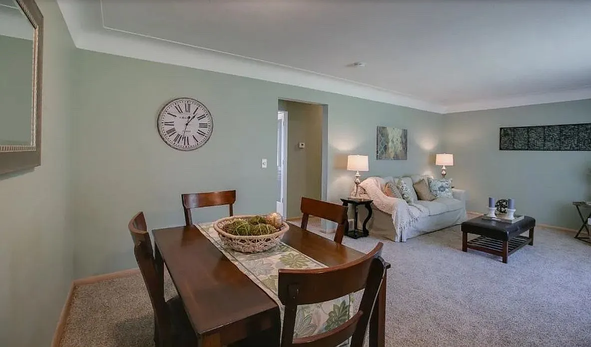 4 bed, 2300 sqft, $2,595 — Photo 3