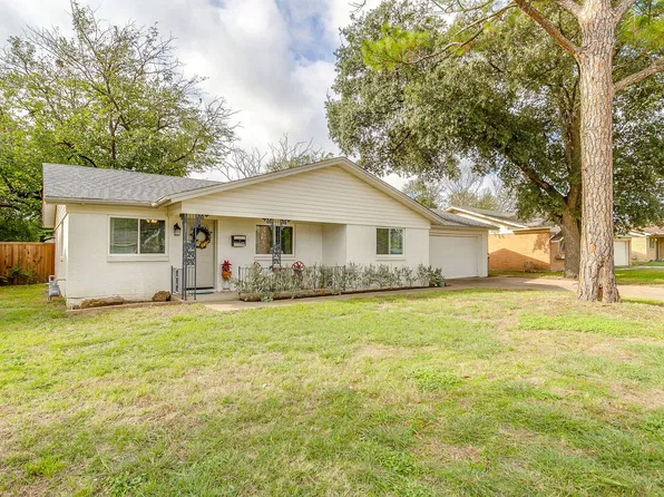 1033 Angela Ct, Everman, TX 76140