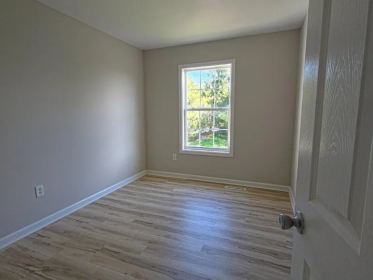 546 Wellington Ct — Photo 13