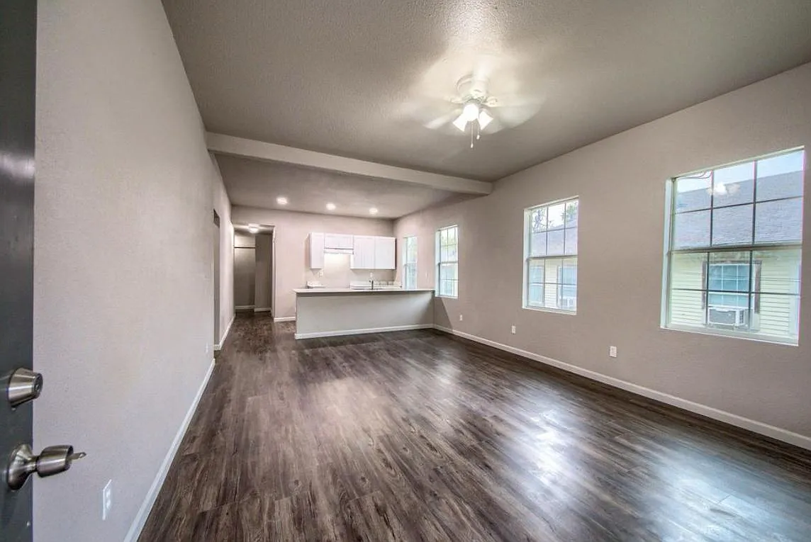 330 Princeton Ave — Photo 3