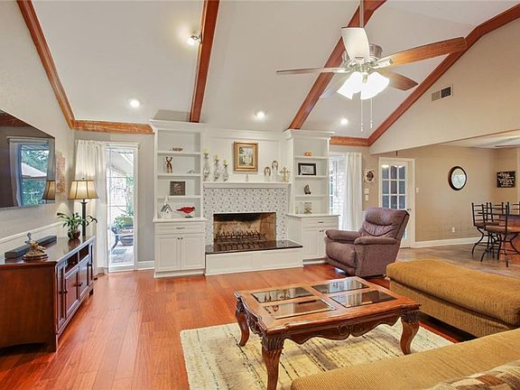 5th image of 40 Melrose Dr