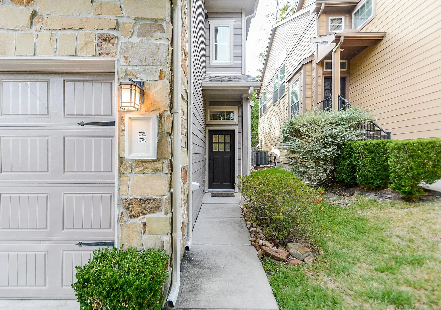 Beautifully Upgraded 3 Bedroom Townhome in The Woodlands Sterling Ridge — Photo 2