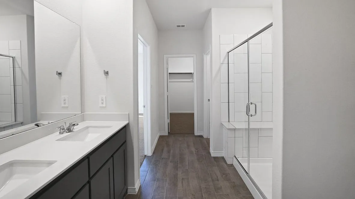 5 bed, 3.5 bath, 2730 sqft, $3,200 — Photo 3