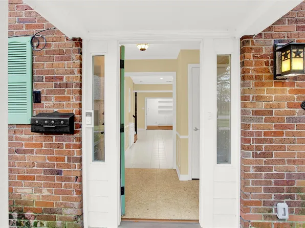 1870 Saxony Ln, Houston, TX 77058