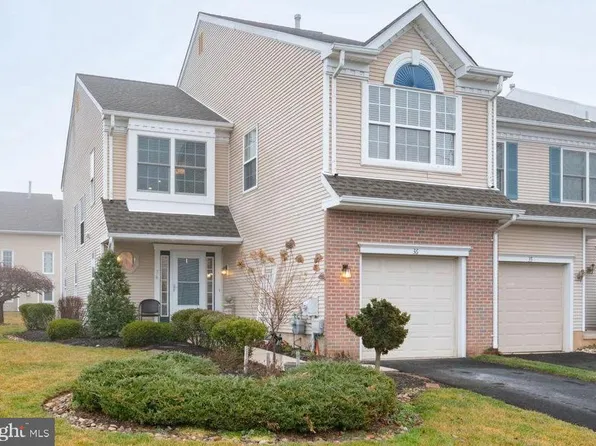36 Honey Locust Ln, Newtown, PA 18940