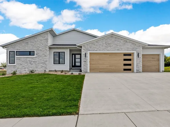 6720 Caldwell Ln NE, Cedar Rapids, IA 52411
