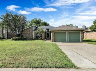 202 Country Ln, Euless, TX 76039