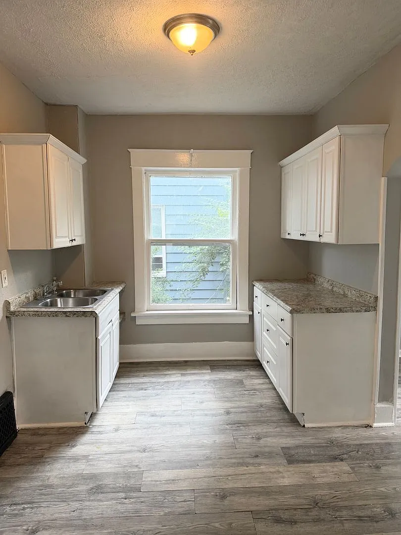 1615 Rowland Ave NE — Photo 4