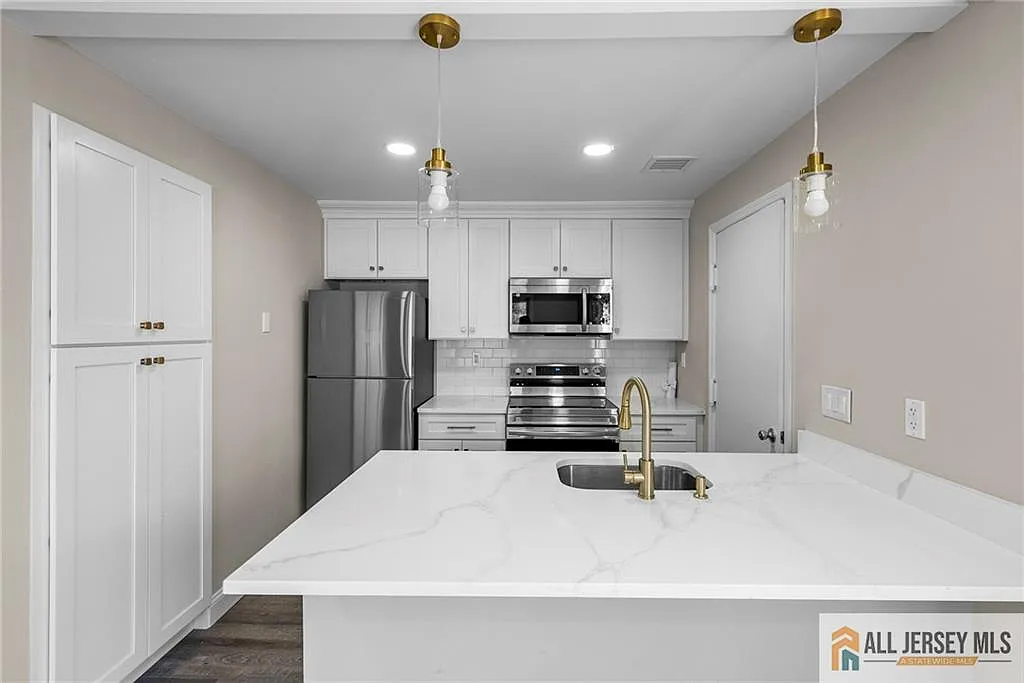 1 bed, 1.0 bath, $2,100 — Photo 2