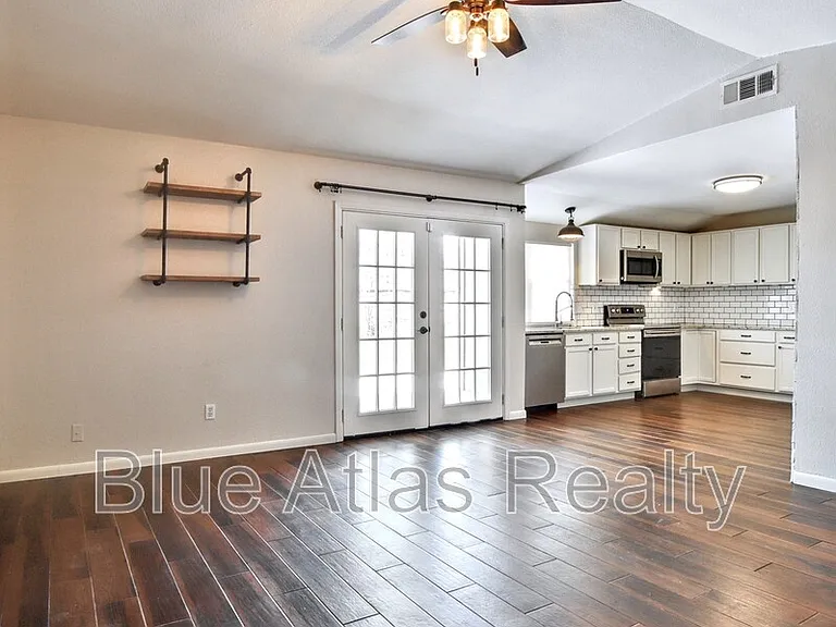 1313 Monaco Dr — Photo 2