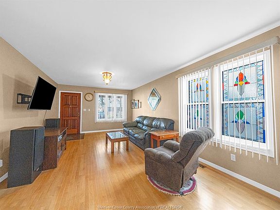 2nd image of 1488 Pierre Ave