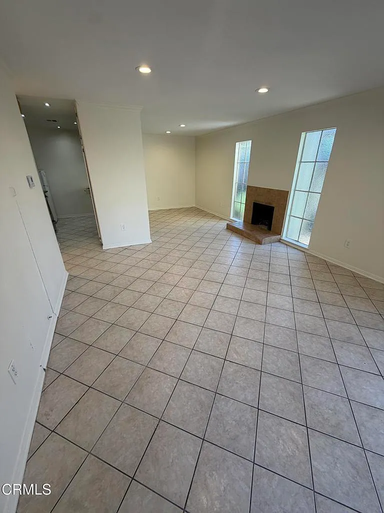 2 bed, 1.0 bath, 921 sqft, $3,300 — Photo 2
