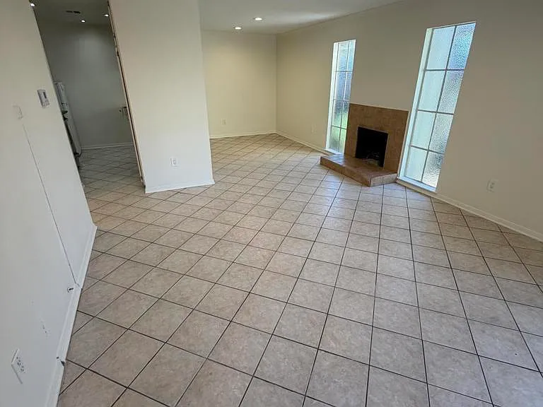 28835 Oakpath Dr — Photo 2