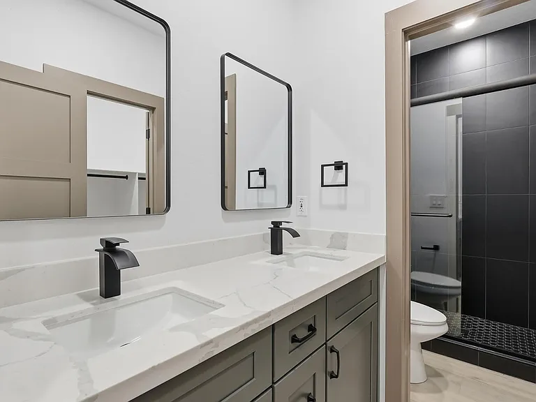 2809 E Trumbull Rd #2 — Photo 25