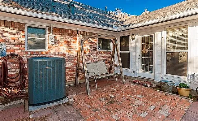 3 bed, 2012 sqft, $2,334 — Photo 3