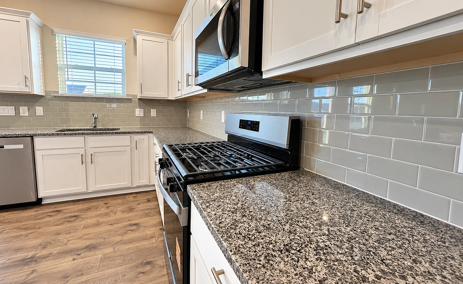 5 bed, 2565 sqft, $2,500 — Photo 3