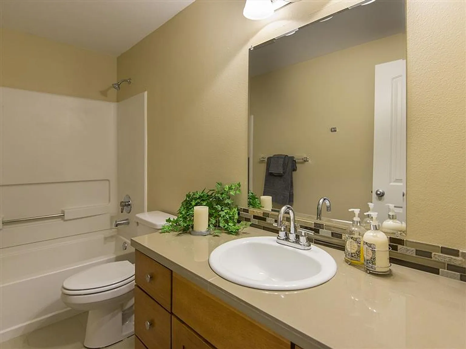 College Park Apartments — Photo 4