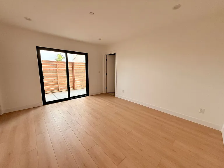 2705 Benedict St — Photo 18