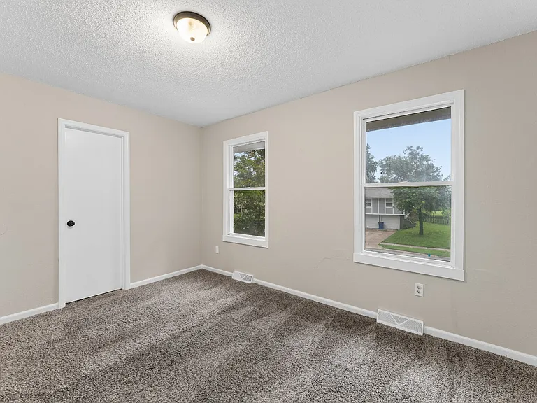 416 SE Claremont St — Photo 31