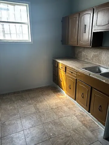 551 E Southcross Blvd — Photo 17