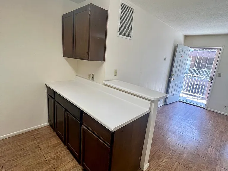 Hilltop House Apartments — Photo 22