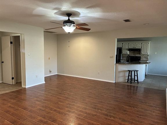 3rd image of 2937 Laurel Cir